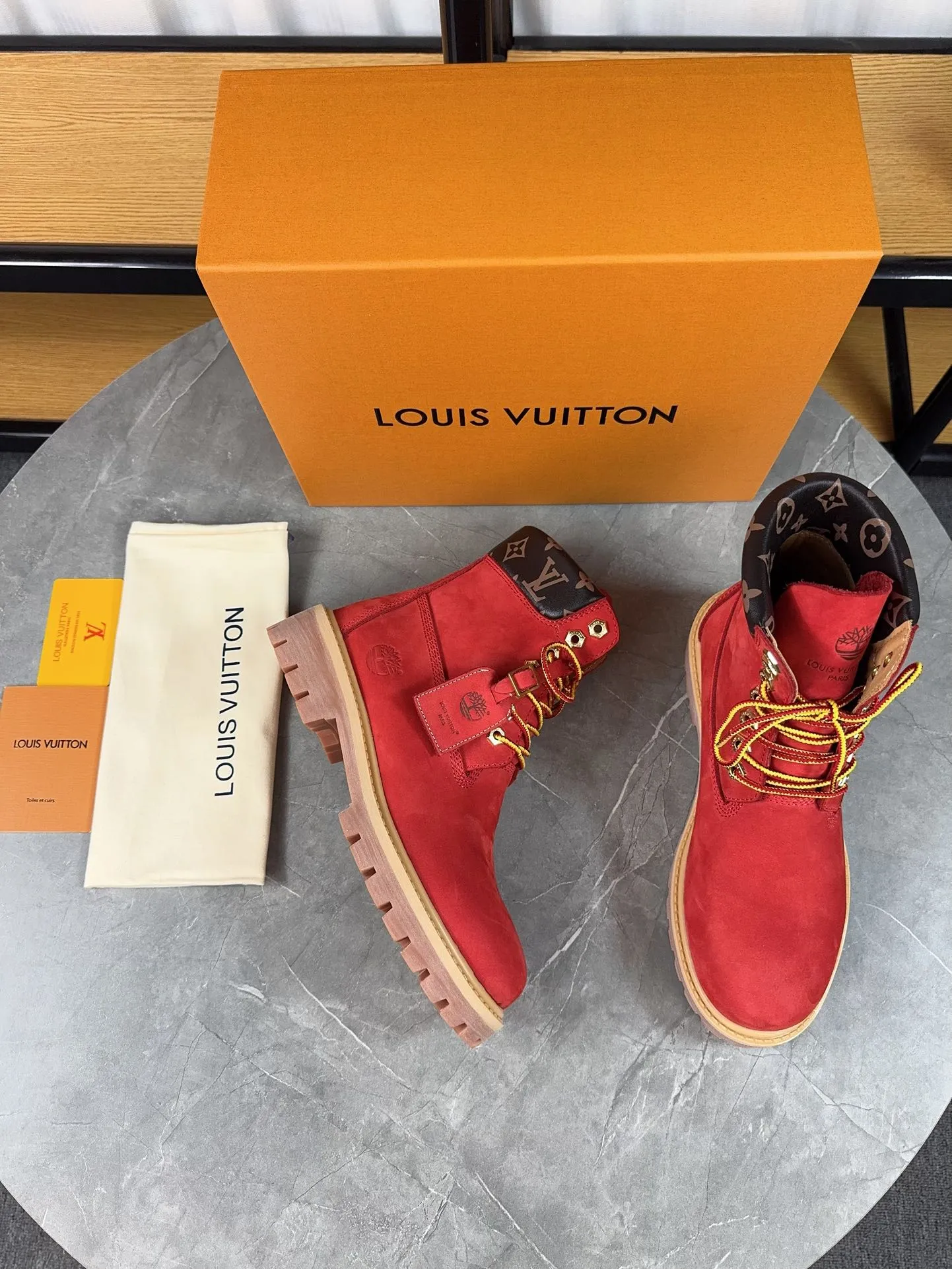 Couple model 💰700 ❤️Top version: Couple model LV x Timberland Timberland joint model Presbyopia Embossed Rhubarb boots Ankle boots Short boots LV x Timberland ankle boots are made of Monogram embossed waterproof nubuck cow leather, relying on the brand's exquisite craftsmanship to carefully reshape the classic Timberland 6-inch boot shape in Italy, and make an eye-catching appearance in 2024 created by Pharrell Williams with American workwear style Autumn and winter menswear show. Monogram embossed tongue, original Timberland laces and outsole are exquisite details, and the leather label expresses the cooperation logo. Exquisite packaging at the delivery counter🛍📦 ▪️Material: Original customized imported first-layer cowhide ▪️Inner lining: Original customized leather lining/mesh lining ▪️Outsole: Original molded anti-slip rubber material ▪️Sole thickness: 3.5CM ▪️Size: Women's 35-40 Men's 39-46